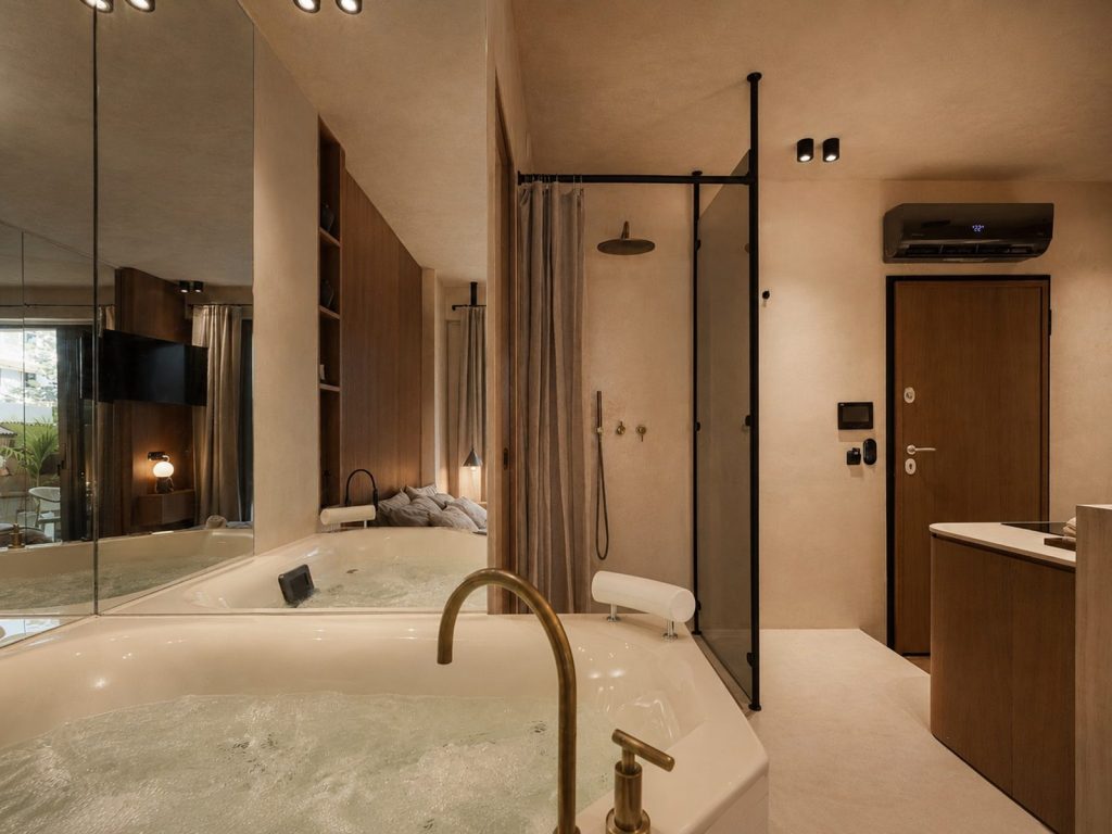 Deluxe Beachfront Suite with Indoor Jacuzzi