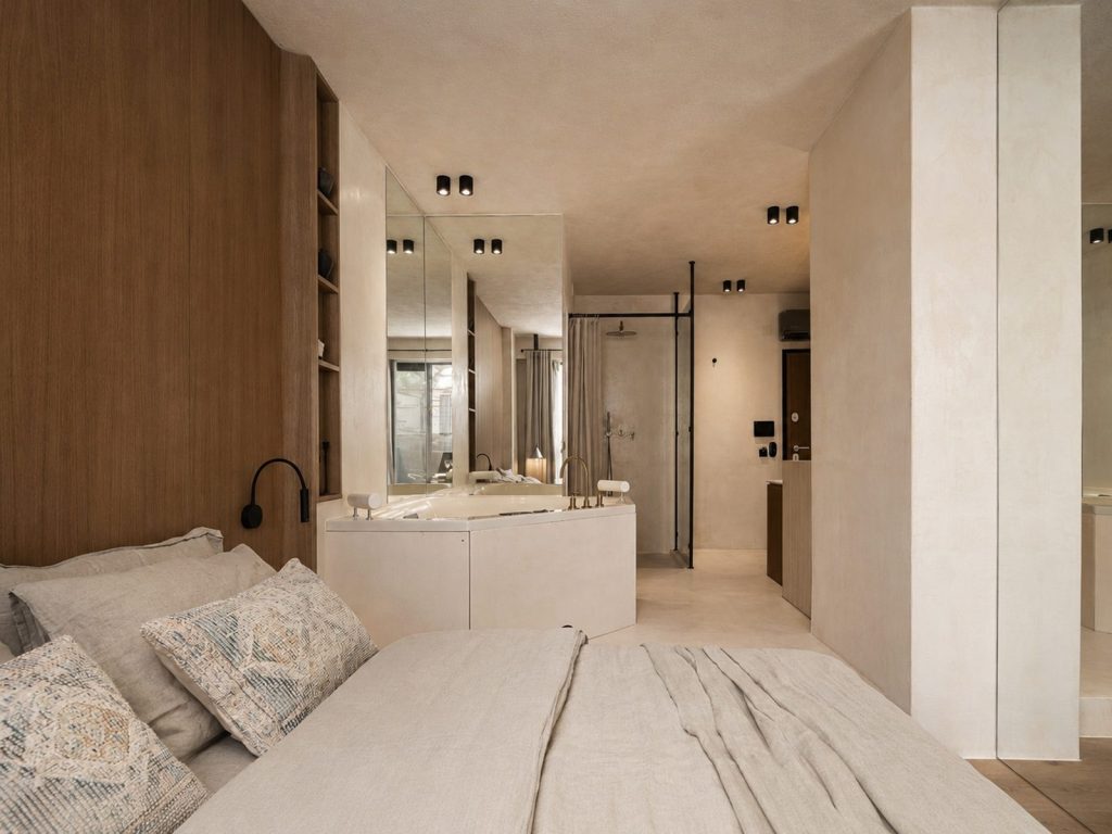Deluxe Beachfront Suite with Indoor Jacuzzi