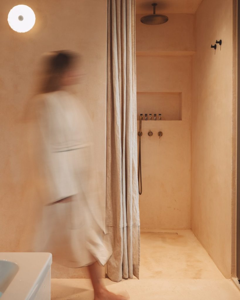 A quiet moment on the way to the Elegant shower