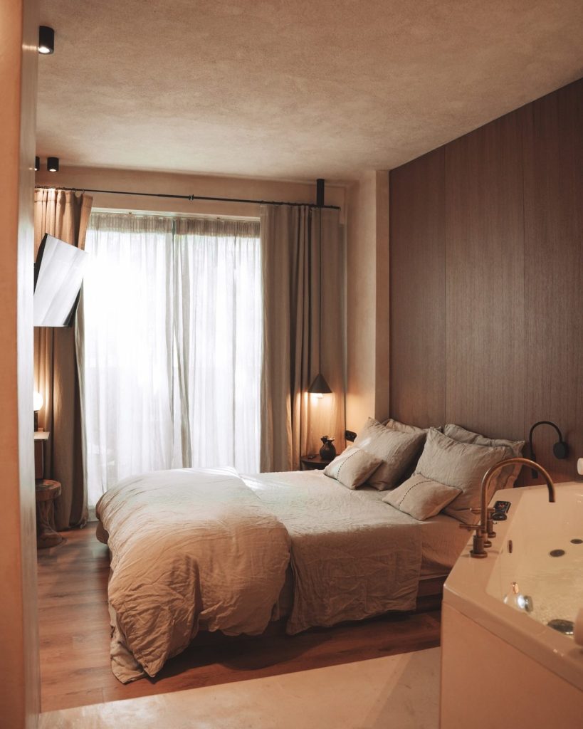Deluxe Beachfront Suite with Indoor Jacuzzi
