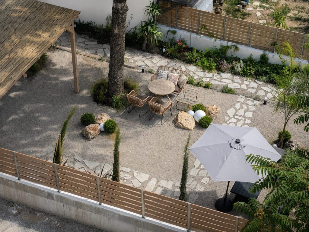 Shared garden at La Vie En Mer