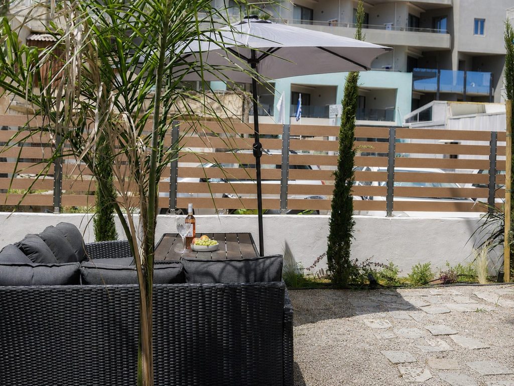 Shared garden at La Vie En Mer