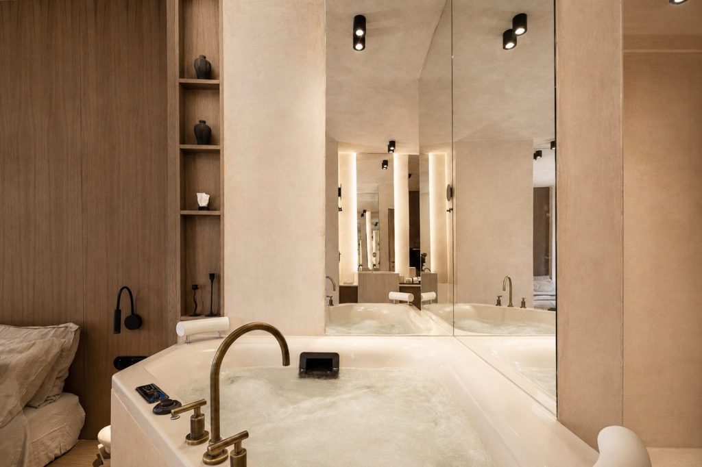 Deluxe Beachfront Suite with Indoor Jacuzzi