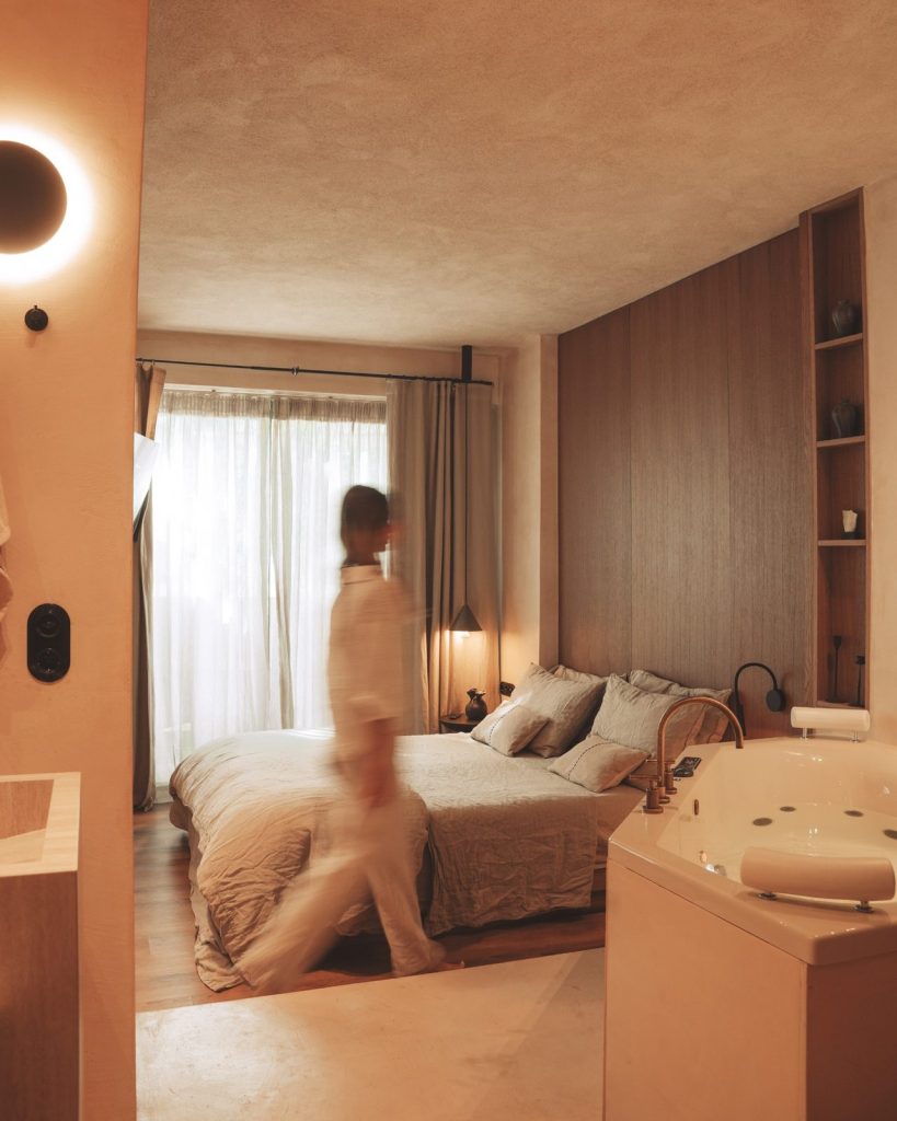 Deluxe Beachfront Suite with Indoor Jacuzzi
